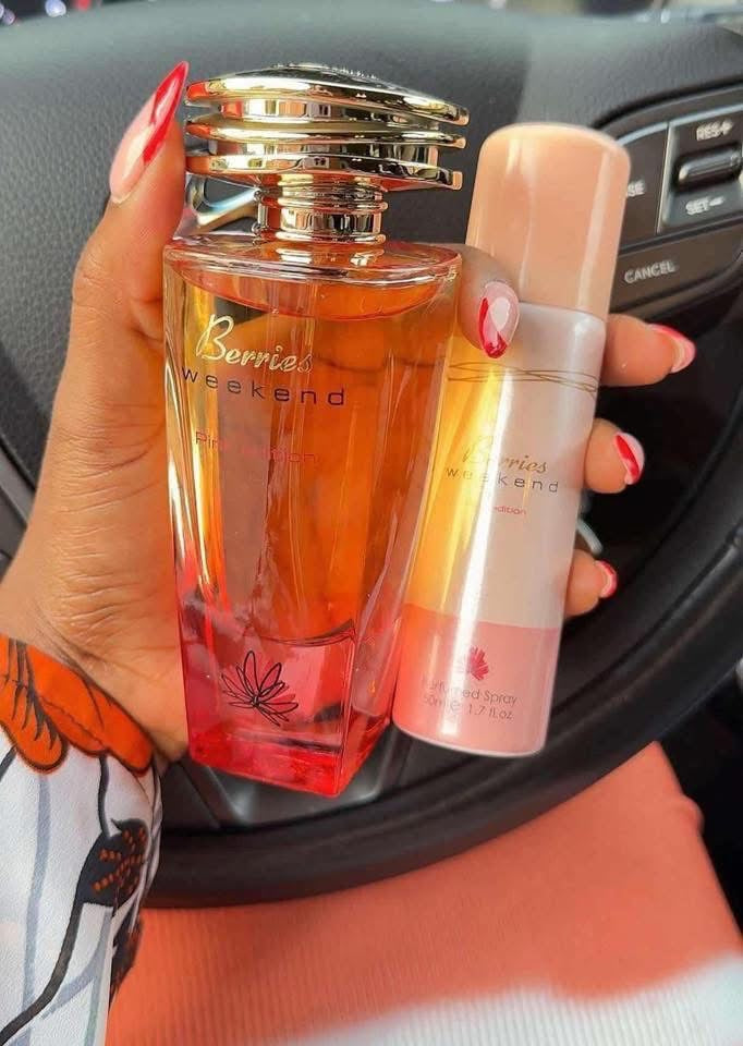 Berries Weekend Pink Edition, flacon et spray parfumé 50 ml tenus en main