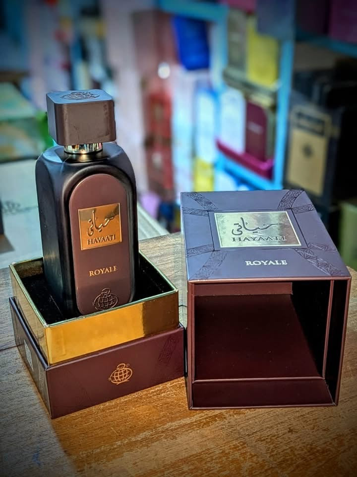Hayaati Royale, flacon de parfum tenu en main avec sa boîte