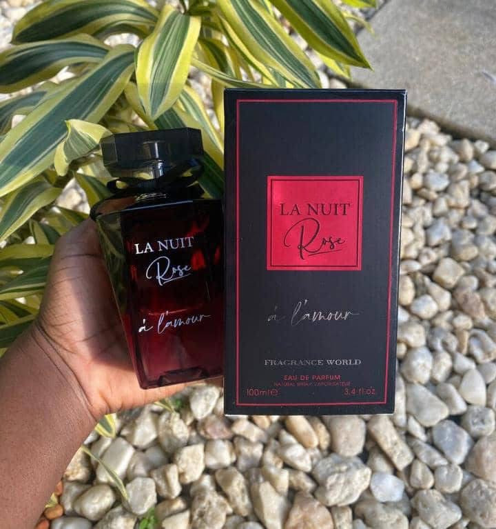 La Nuit Rose à l’Amour, flacon et boîte photographiés en extérieur
