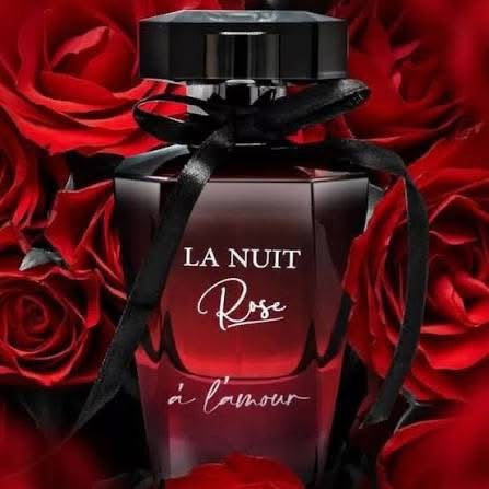 Flacon La Nuit Rose à l’Amour au milieu de roses rouges