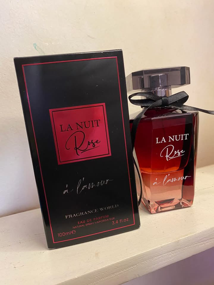 La Nuit Rose à l’Amour, flacon rouge et boîte noire, photo réelle