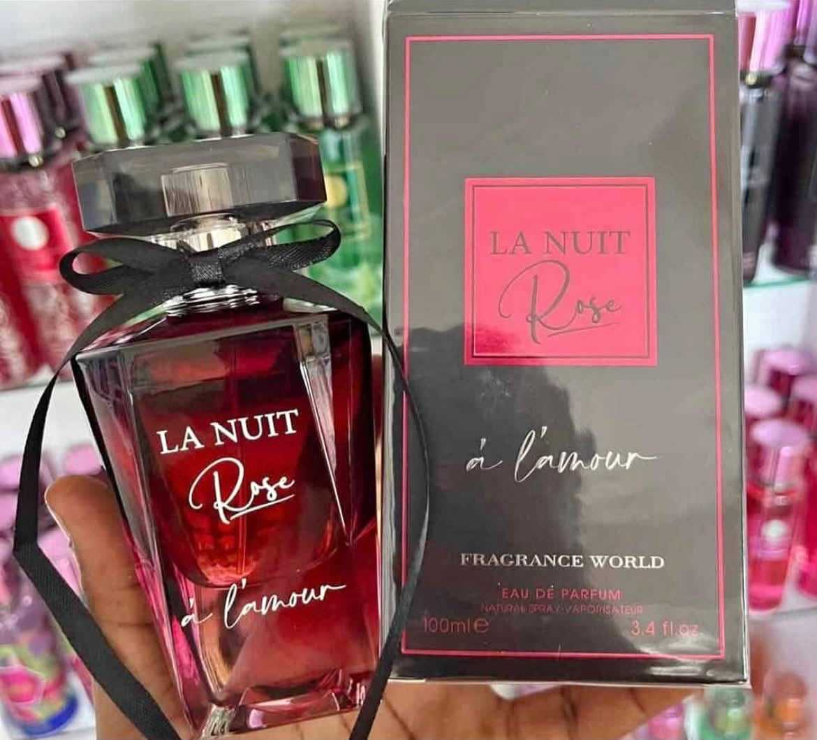 La Nuit Rose à l’Amour eau de parfum 100 ml, flacon et emballage présentés en main