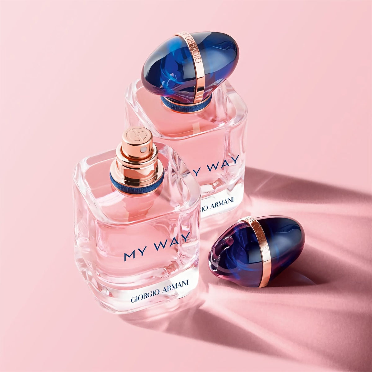 My Way, deux flacons de parfum sur fond rose