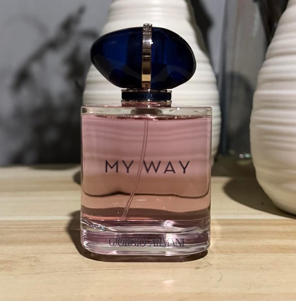 My Way, flacon rose sur une table