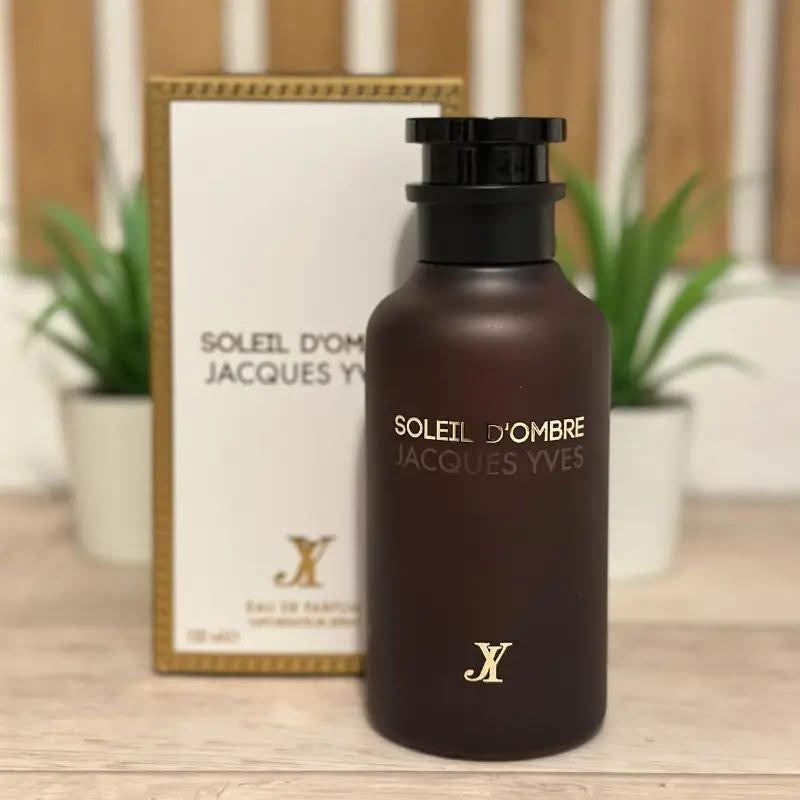 Soleil d’Ombre Jacques Yves, flacon sur table en intérieur
