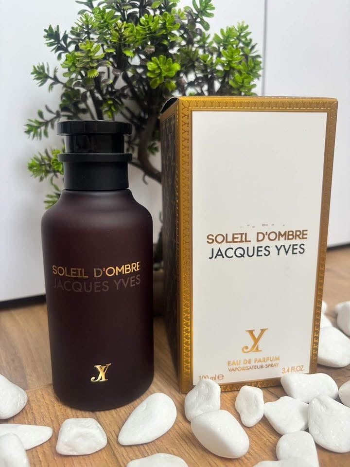 Soleil d’Ombre Jacques Yves, parfum et coffret dans un décor boisé